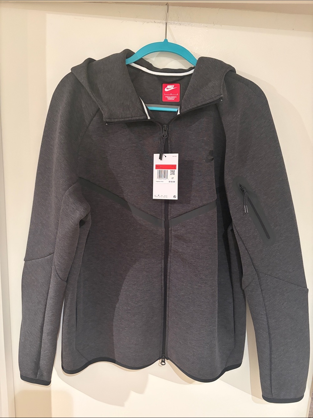 Nike Mens Charcoal Gray Hooded Zip-Up Jacket/Sweatshirt. NWT Mens size Large.